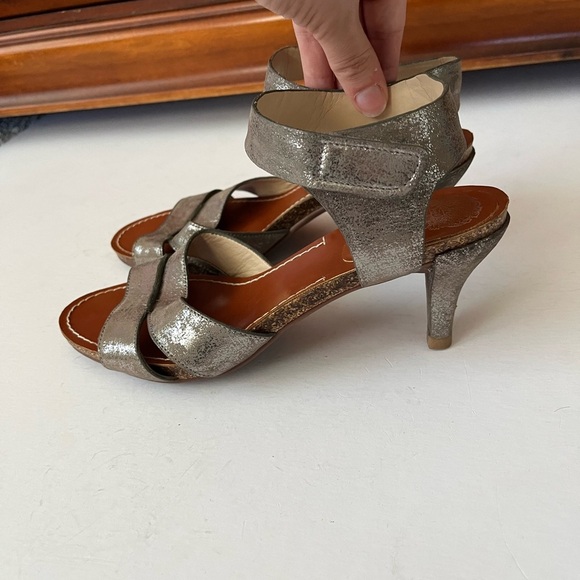 Vince Camuto Metallic Silver & Dark Nude Leather Ankle Strap Heels Womens Size 8 - Picture 2 of 16